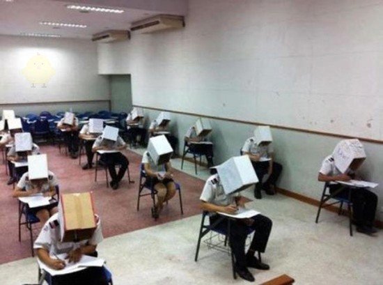 泰国大学防考试作弊出奇招 学生戴奇怪纸帽考
