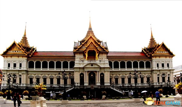 中国游客又在国外丢人 弄倒曼谷大皇宫栅栏不